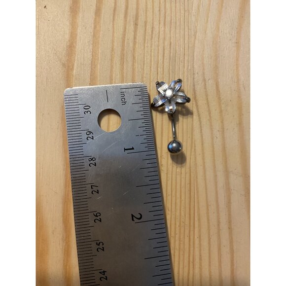 Flower-Shaped Belly Button Ring With Crystal Accents & Ball Closure - Picture 2 of 3